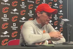 骑士主帅：哈登看录像指出了两个问题！连教练组都没发现！