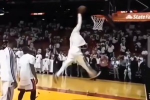 詹姆斯这个360转身扣篮，放在今年扣篮大赛能夺冠吗