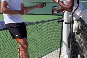 是真热爱🎾巴特勒拄拐前去看网球！与兹维列夫互动&给球迷签名