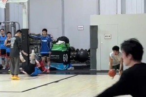 卧槽，41岁还这么猛！吴悠抢断反击背运过人，超远滑翔拉杆上篮！