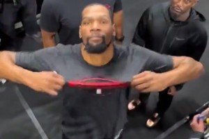 小帅主打一个真实😂和球迷互比鄙视手势~但勇士球衣&证件照签