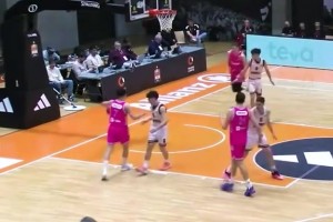 合体技能！勇士球迷们应该很熟悉吧？你有电梯门，我有旋转门！